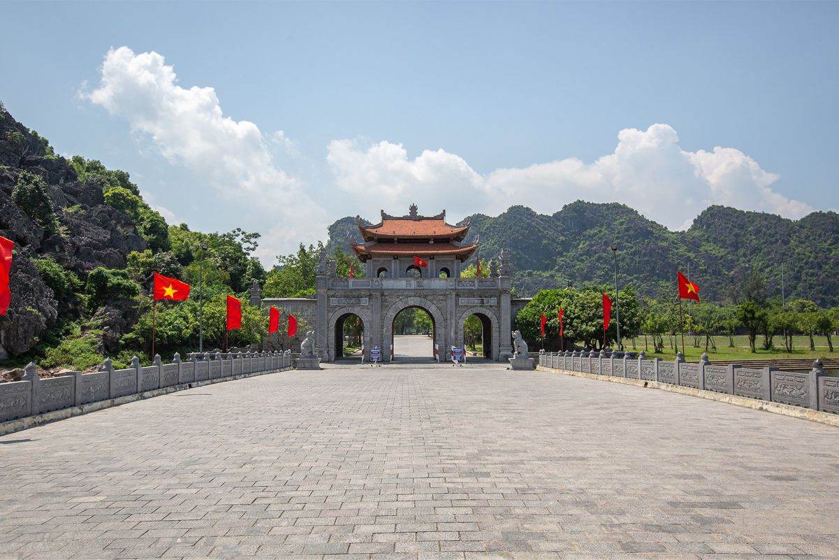 Discover the rich history of Hoa Lu ancient capital (source: Hanoi by locals)