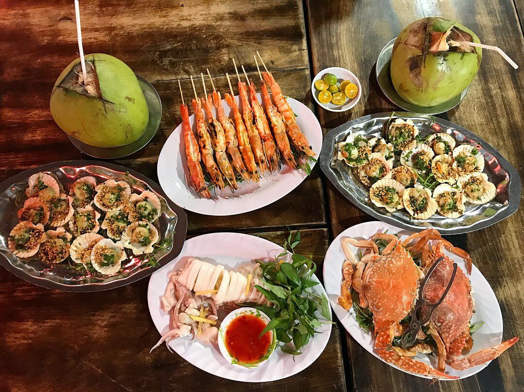 Enjoy freshly prepared seafood right at the source (Source: VinWonders)