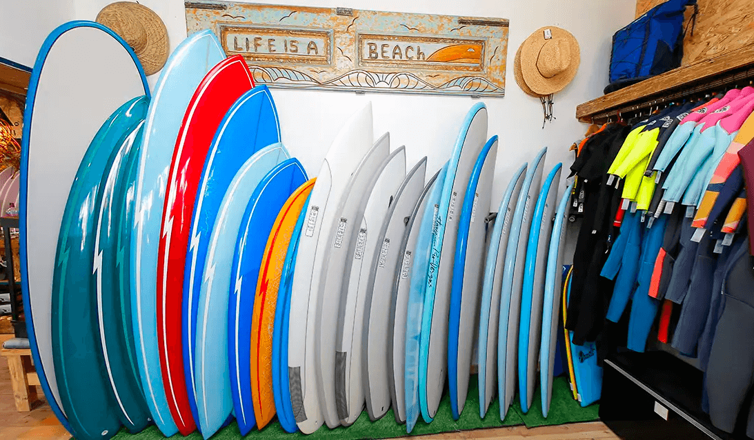 Equipment rental before surfing in Mui Ne (Source: Trazy)