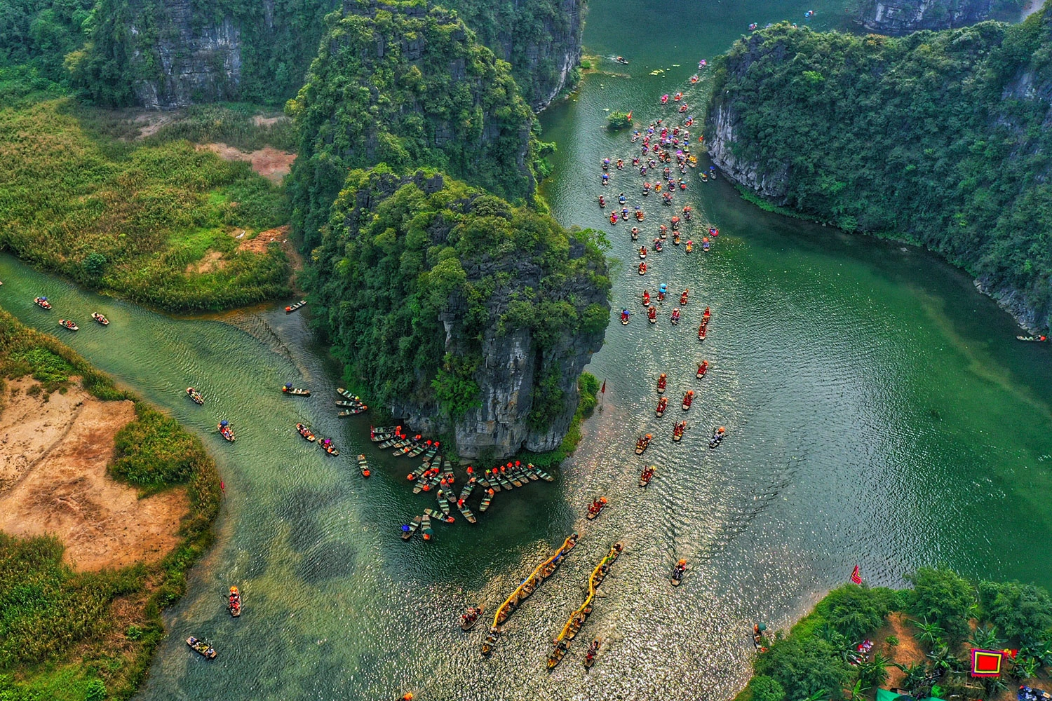 One of the best reasons to take the train from Hanoi to Ninh Binh is the peaceful and picturesque landscapes you'll enjoy along the way (source: VnExpress)