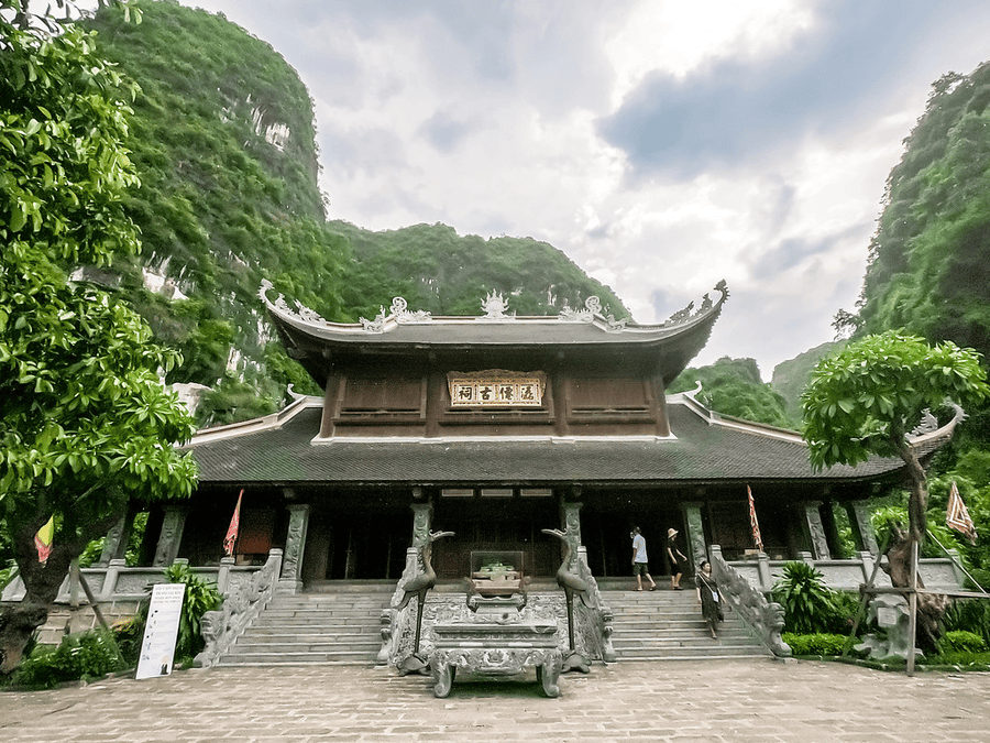 Visit ancient temples and shrines in Vietnam Trang An (source: Mia)