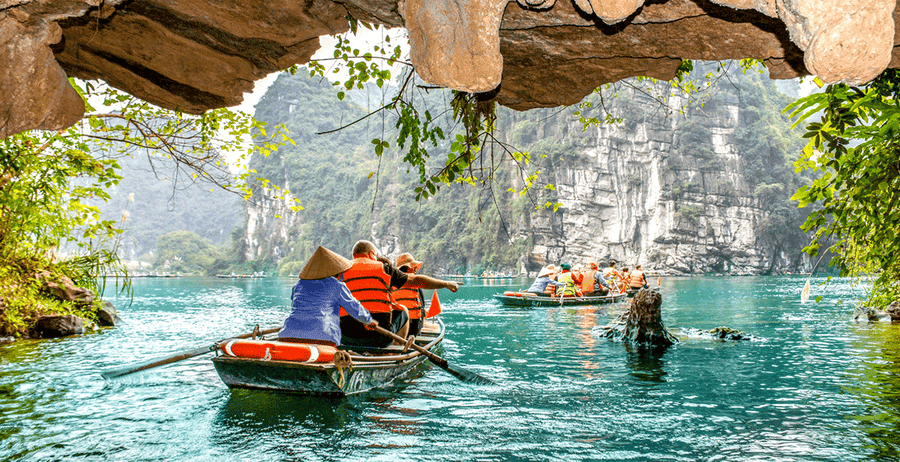 Must-try scenic boat ride when visiting Trang An (source: Incredibles Asia Journeys)