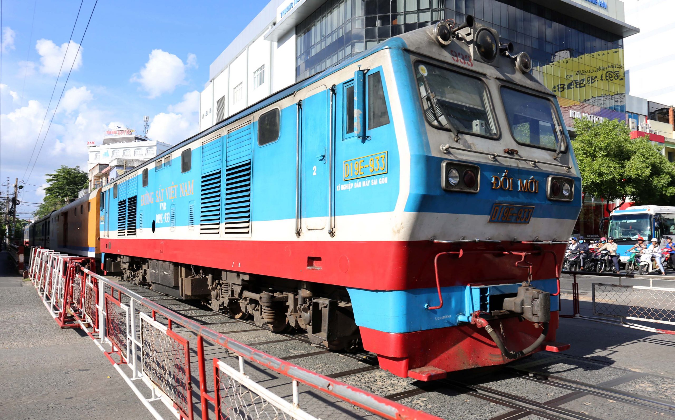 The journey by train from Hanoi to Ninh Binh has become a favored choice for travelers (source: iViVu)