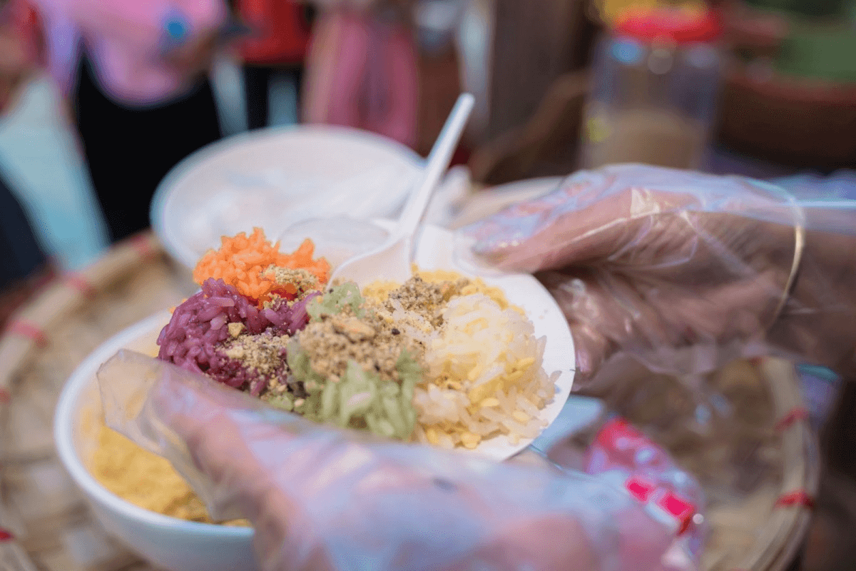 At the market, you’ll find a wide array of authentic H’Mong dishes prepared by locals (source: Lao dong cong doan)