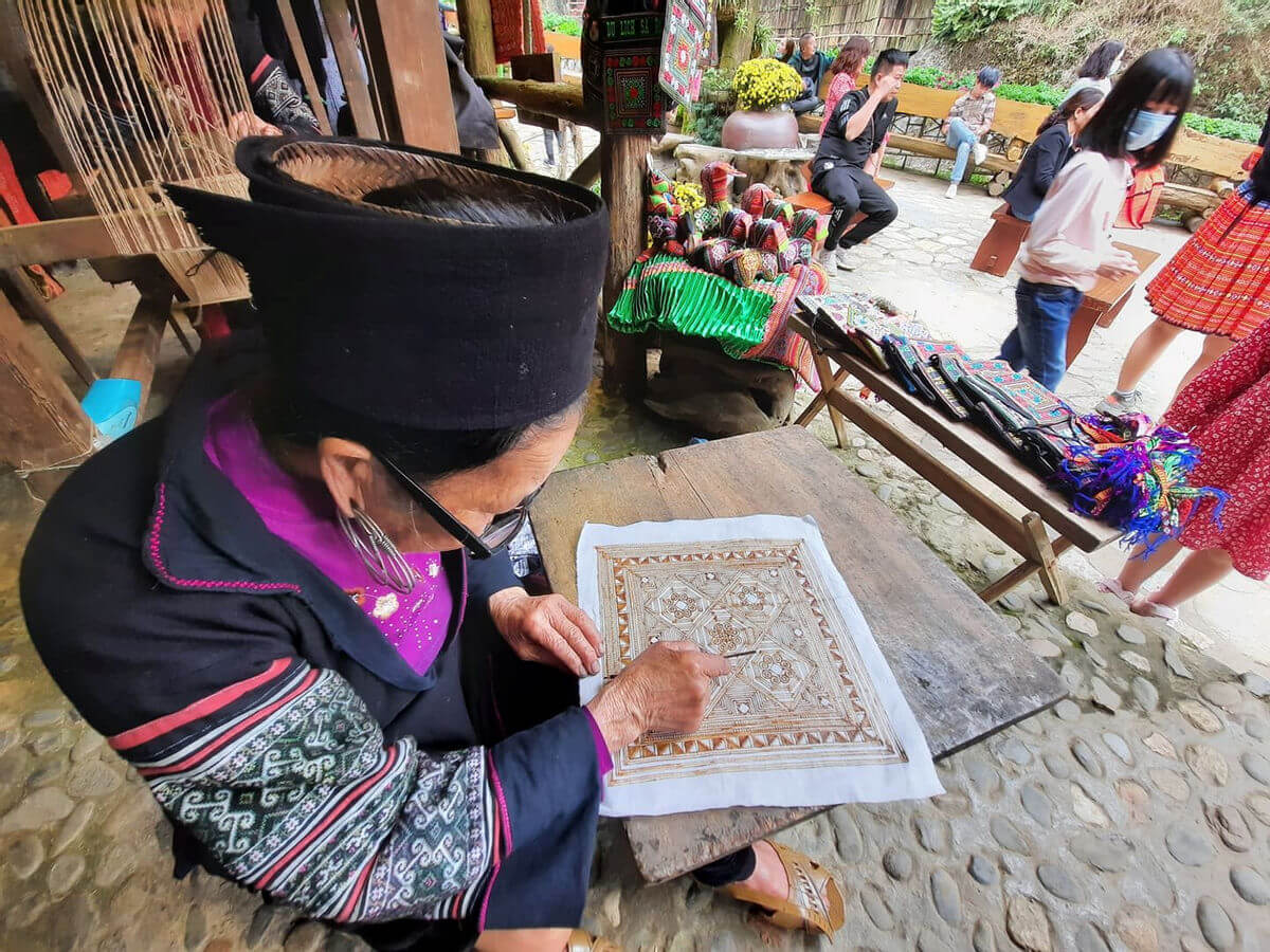 Observe traditional activities like weaving (Source: Mia)