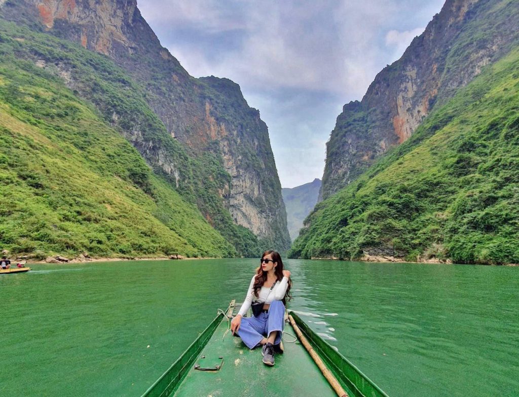 Nho Que River winds along the rocky mountains with striking blue water (Source: VinWonders)