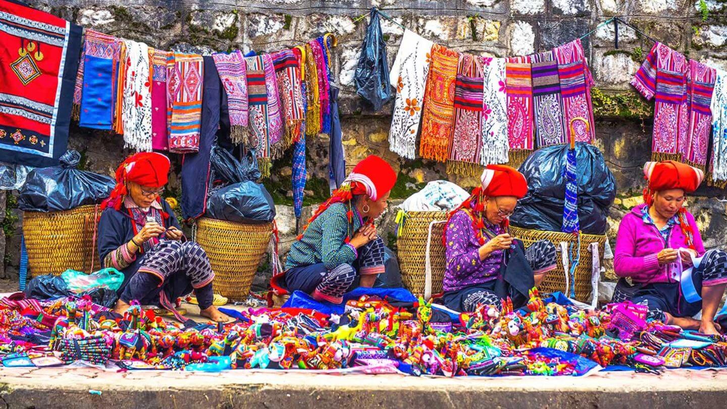 A vibrant market offers a colorful array of local souvenirs and handicrafts (Sapa Nomad)