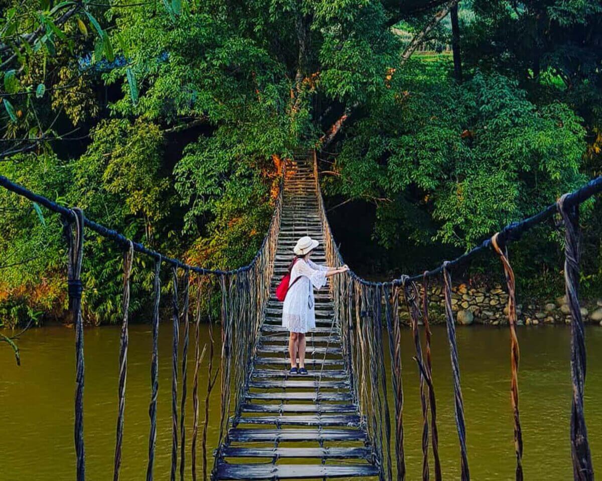 ​May Bridge is a rustic suspension bridge gracefully spanning the poetic Muong Hoa Stream (Source: Lu Hanh Viet Nam)