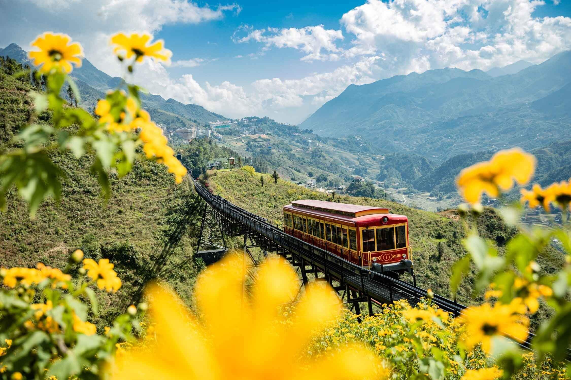 Serene Muong Hoa Valley offers breathtaking views of vibrant terraced fields and majestic mountains (Source: VinWonders)