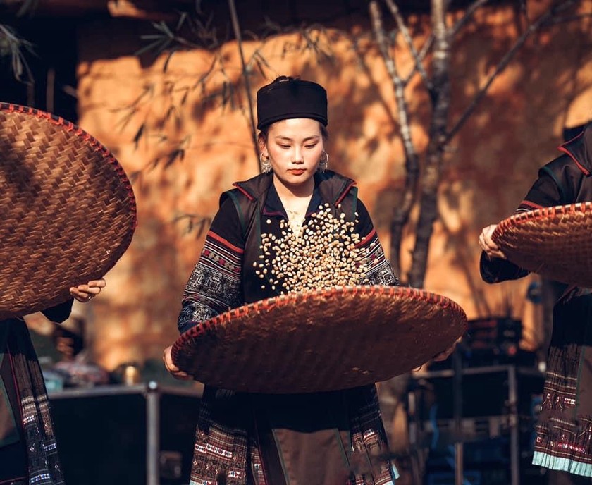 Performances that encompass various traditional art forms of the H'mong people (Source: Bao Phap Luat)