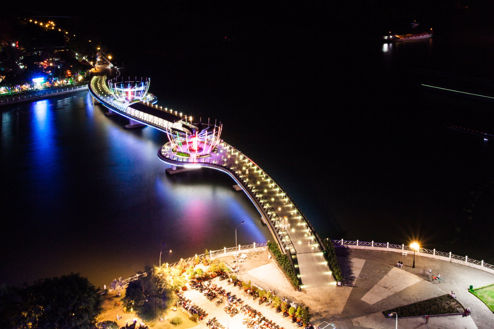 At night, Ninh Kieu pedestrian bridge becomes even more stunning as colorful LED lights illuminate its structure