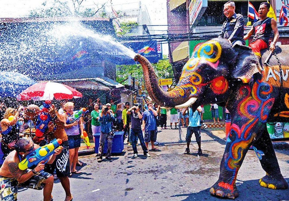 Respect the local culture and customs (Source: BaoSon Travel)