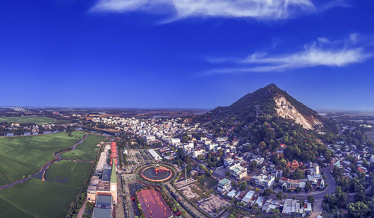Sam mountain (source: du lich nui sam)