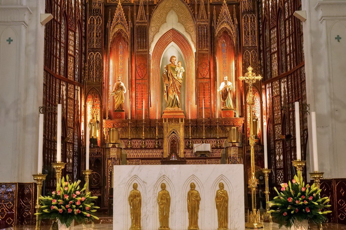 Interior architecture of St. Joseph's Cathedral Hanoi (Source: Redsvn)