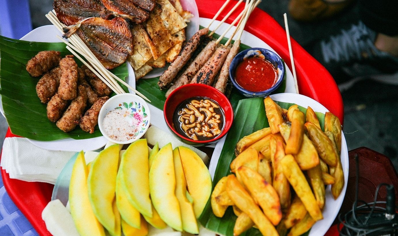 Enjoying street food (Source: Vntrip)
