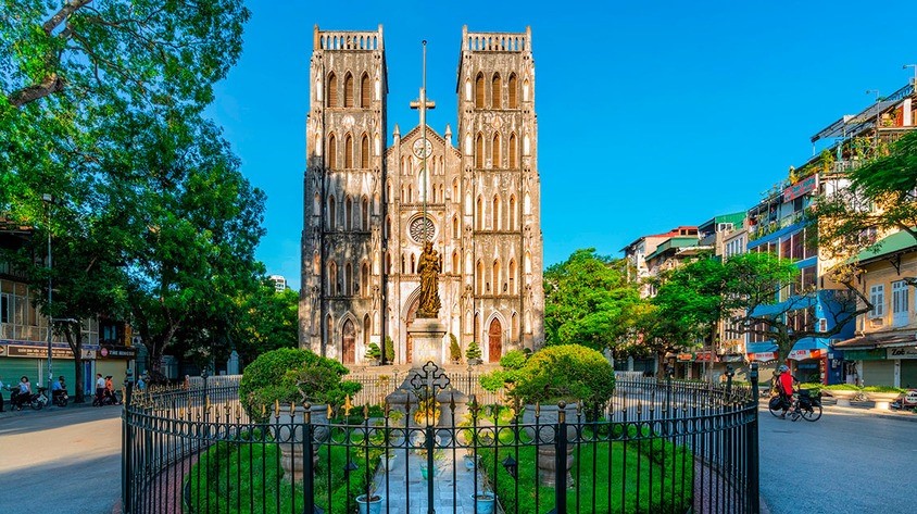 What are the opening hours of St. Joseph's Cathedral Hanoi? (Source: Sakos)