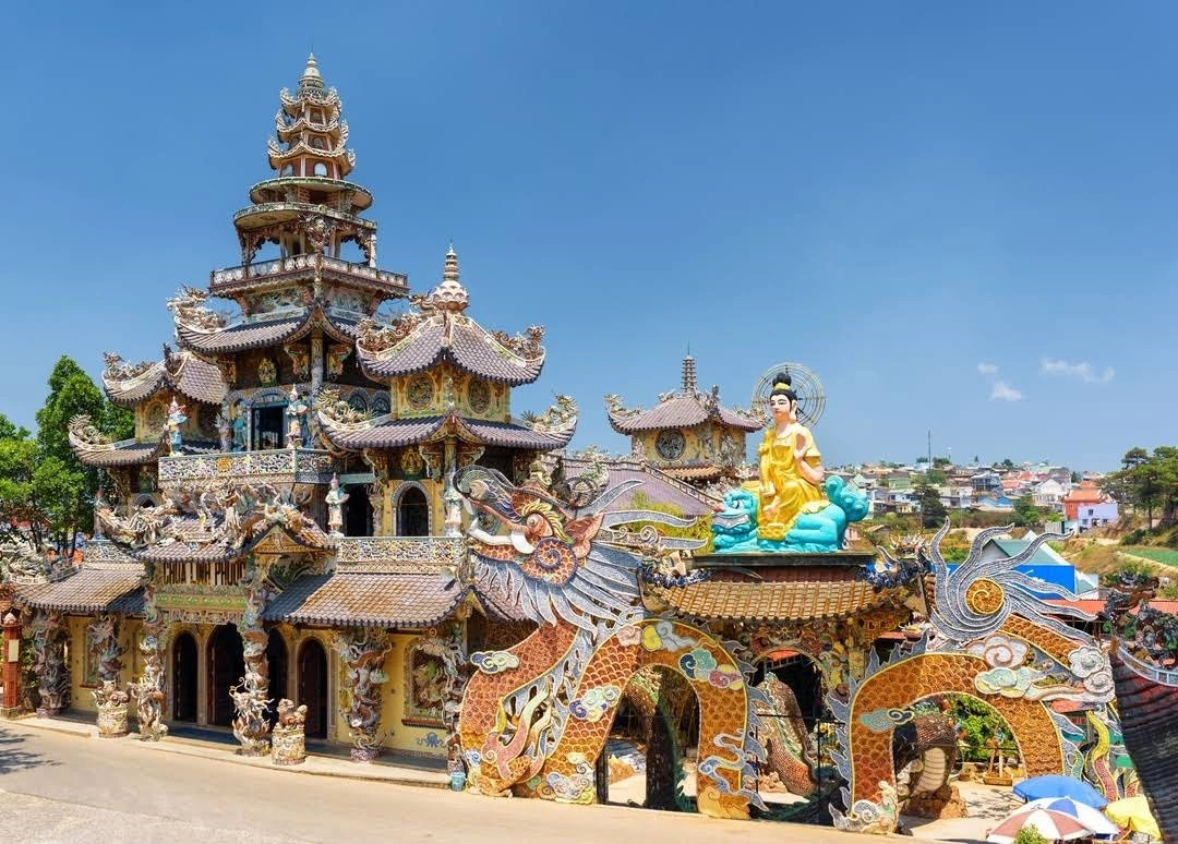 Discover the enchanting Linh Phuoc Pagoda (source: migo)