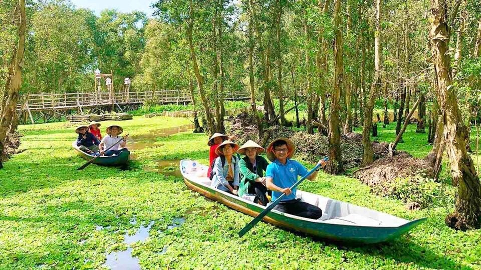 Exploring the beauty of Tra Su Cajuput Forest by boat tour (Source: SAKOS)
