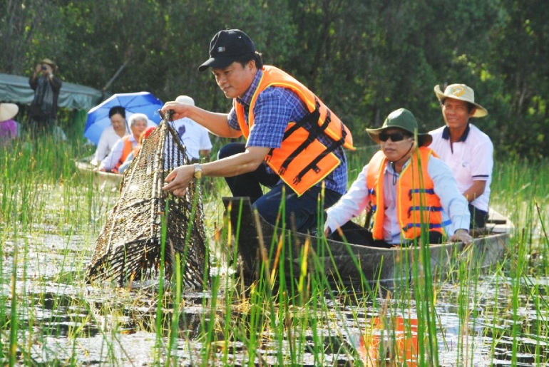 Visitors can learn how to set fish traps (source: du lich Thu Duc)